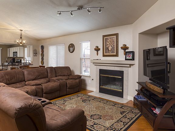 3rd image of 1845 N Baylor Ln