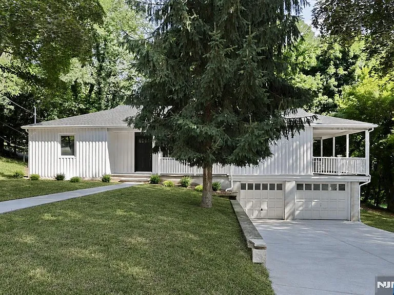 105 Hollywood Ave — Photo 1