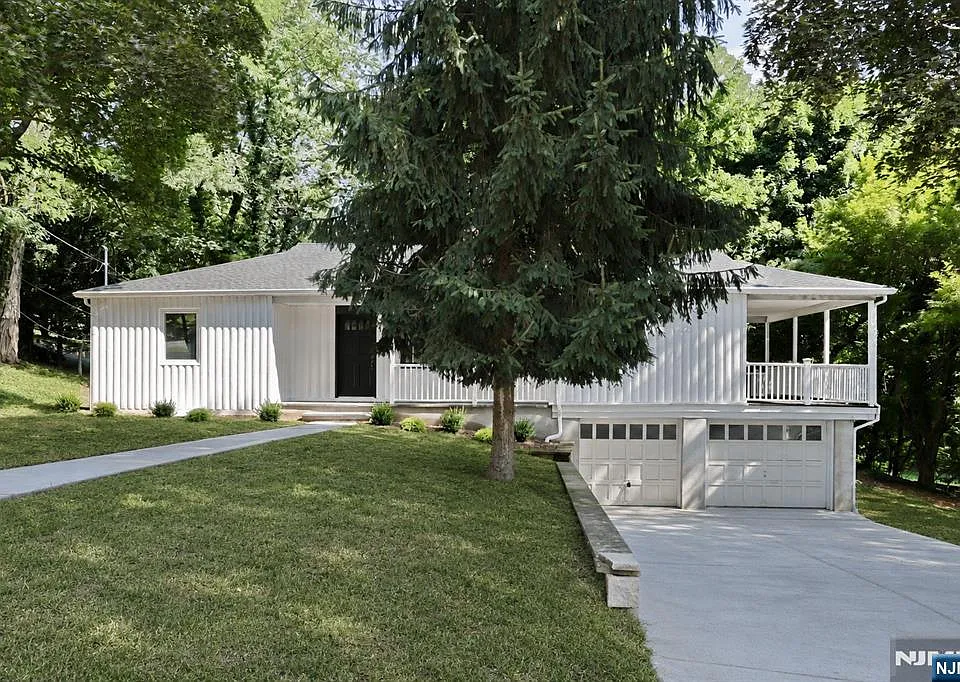 105 Hollywood Ave
