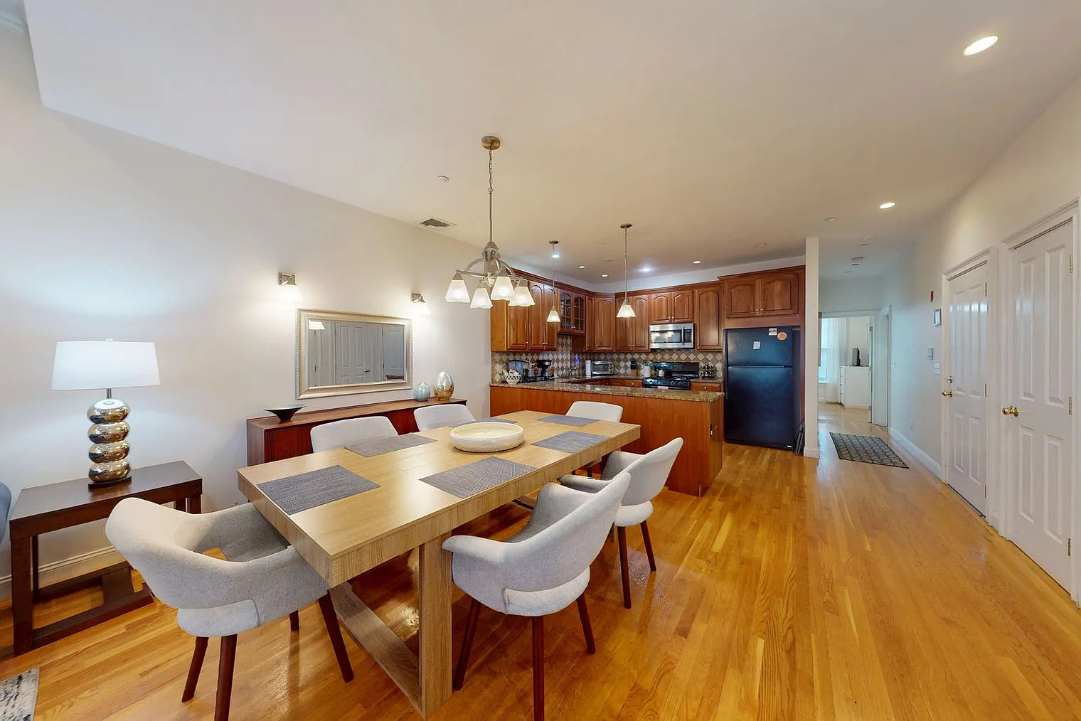 3 bed, 2.0 bath, 990 sqft, $11,923 — Photo 4