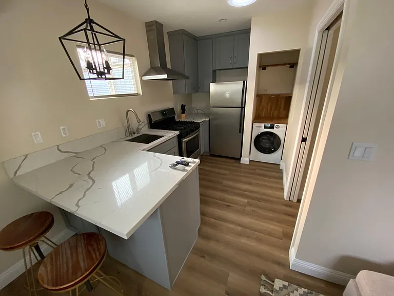 2121 N Lincoln St — Photo 2