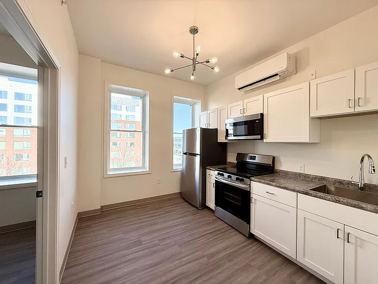 1138 Elm St — Photo 2