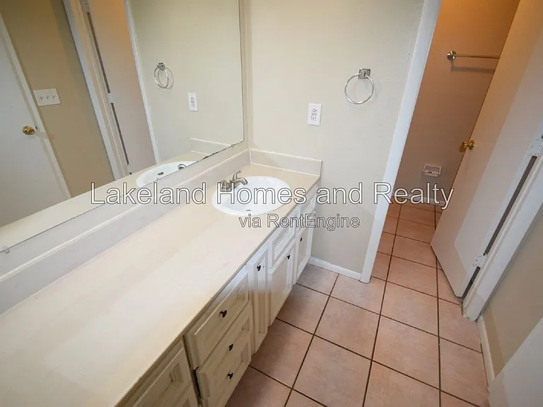 1204 Honeytree Ln W — Photo 14