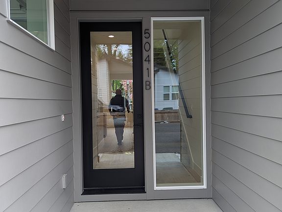 3rd image of 5041 SE King Rd #B