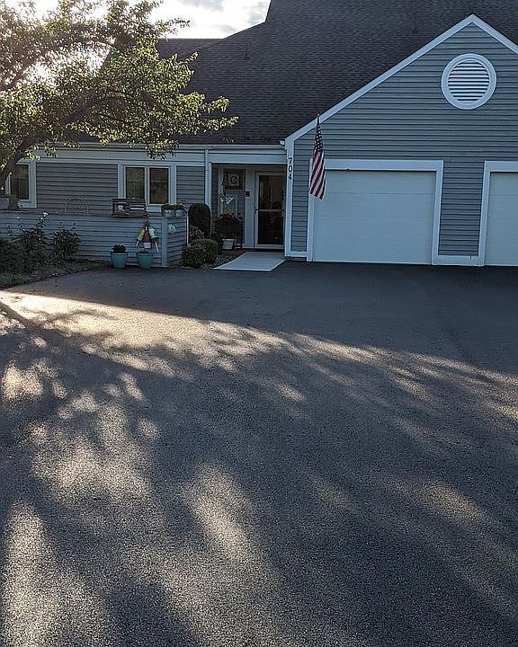 1st image of 704 Lakeside Dr