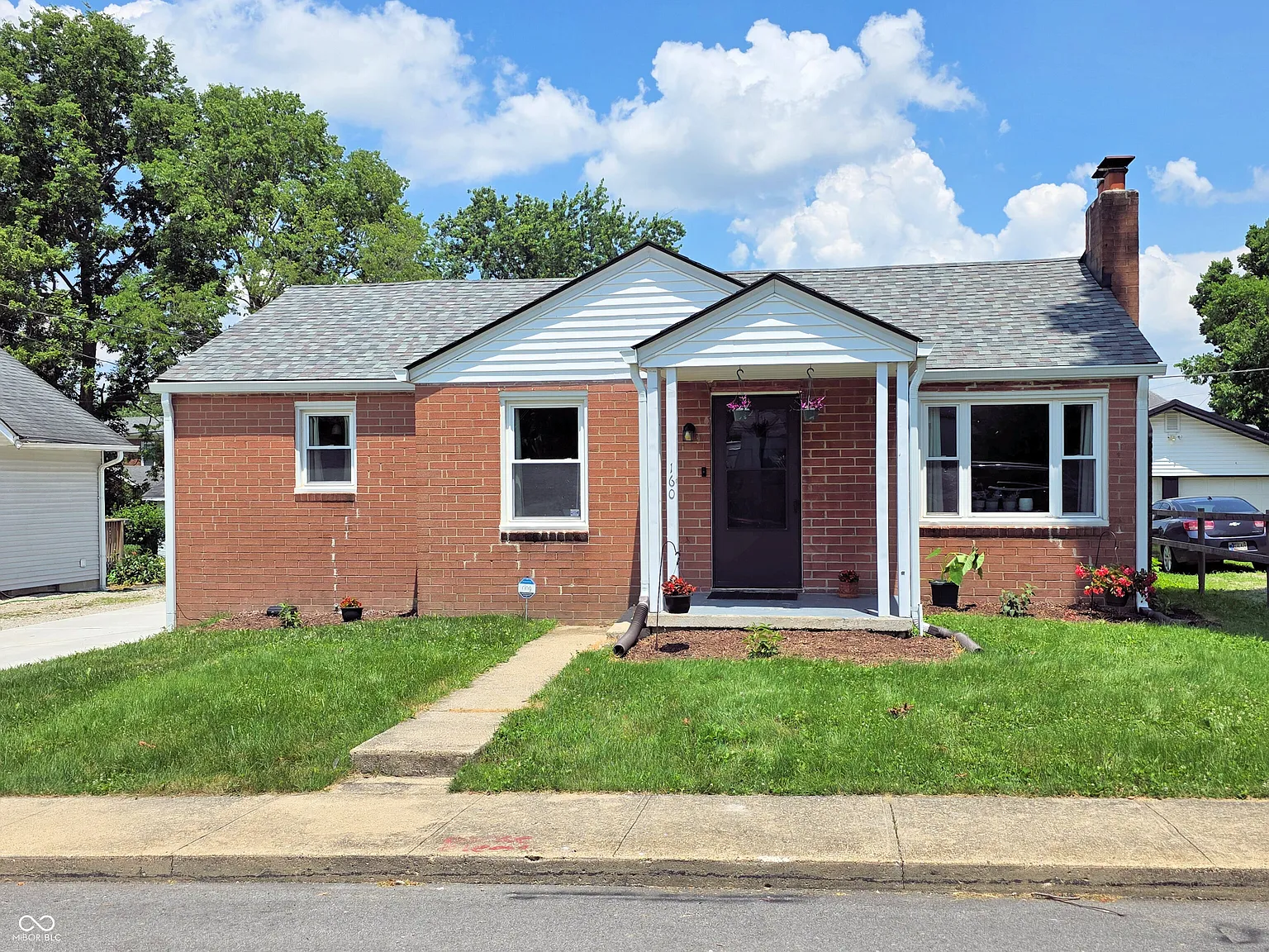 160 E Elm St photo 1