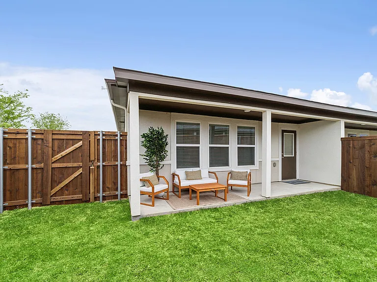 B1-Sonora - Private Fenced Backyard B1-Sonora - Private Fenced Backyard