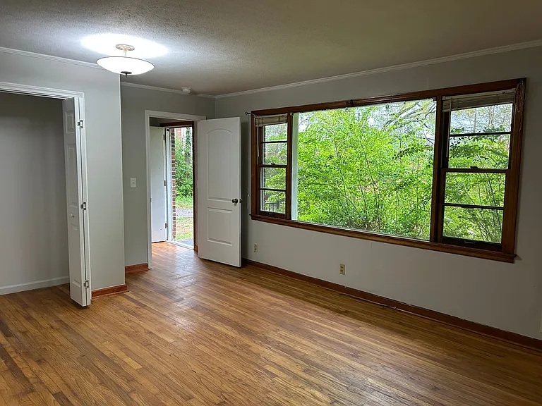 916 Stewart St — Photo 4