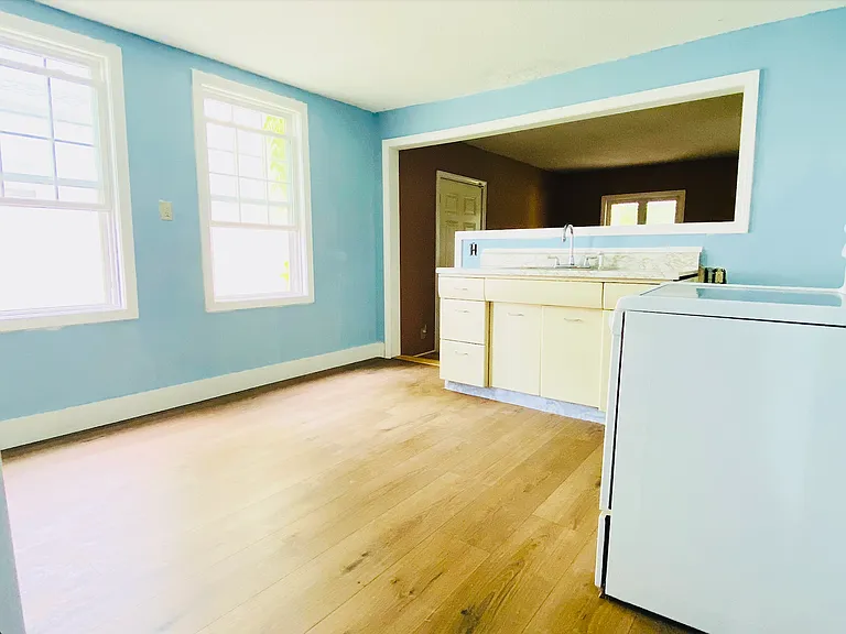 328 Newton St — Photo 5