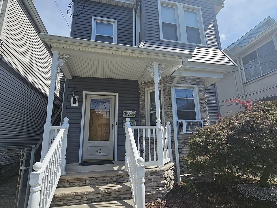 42 Washington Pl #2