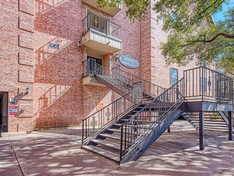 2401 Leon St #300 — Photo 3