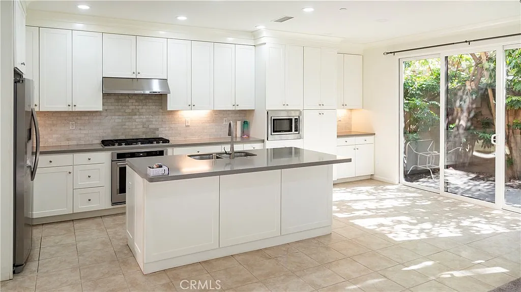 3 bed, 2.5 bath, 1581 sqft, $5,000 — Photo 3