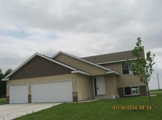 1202 Olivia St SE, New Prague, MN 56071
