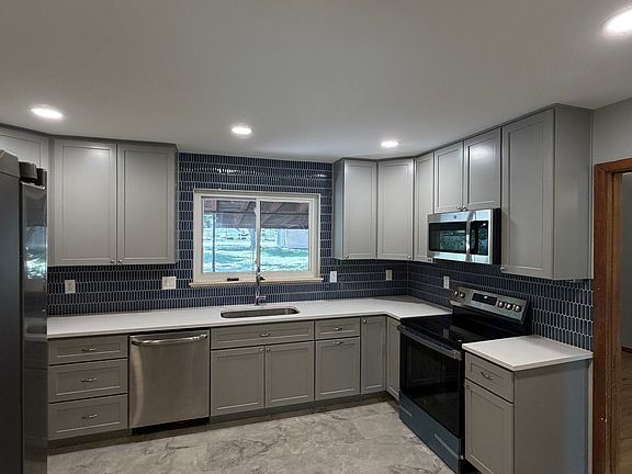 4th image of 1025 Estes St
