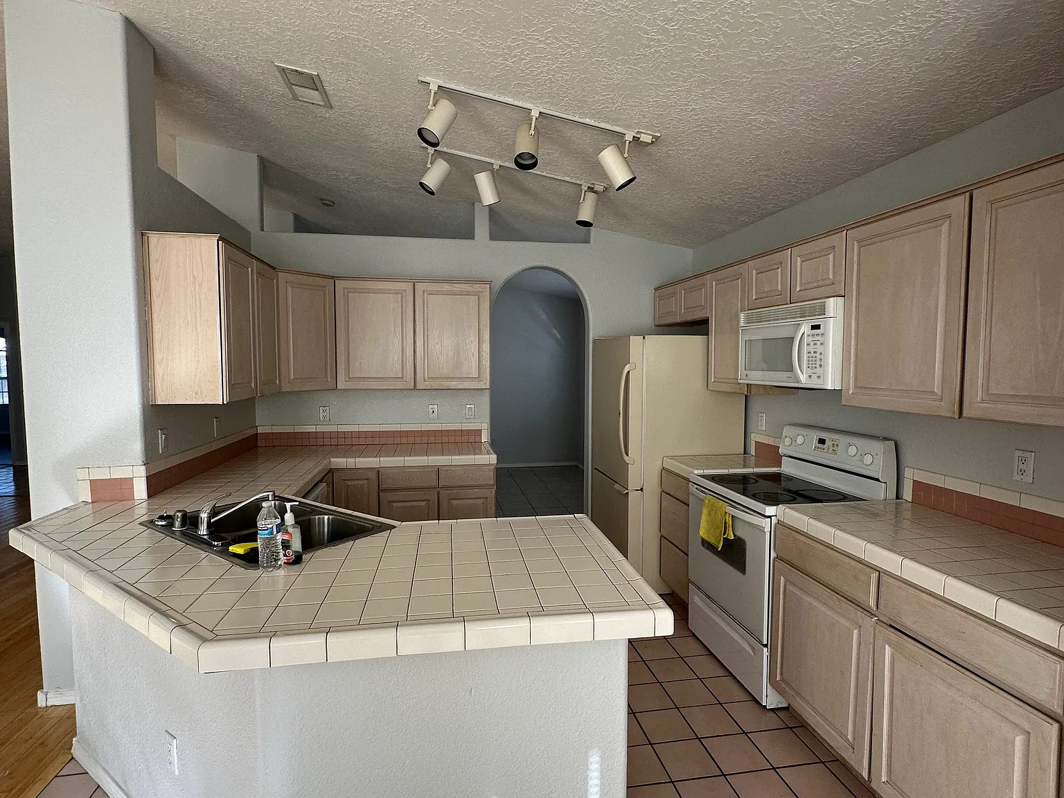 3 bed, 1759 sqft, $2,200 — Photo 3