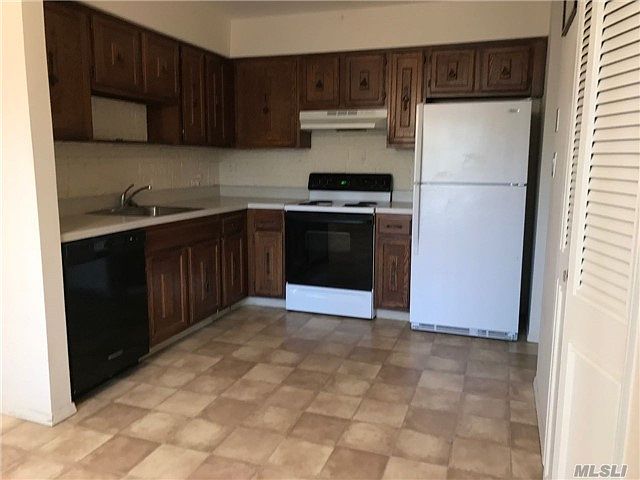 2nd image of 226 Springmeadow Dr Unit J