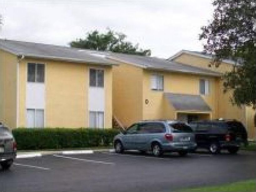 2nd image of 598 Fairways Cir