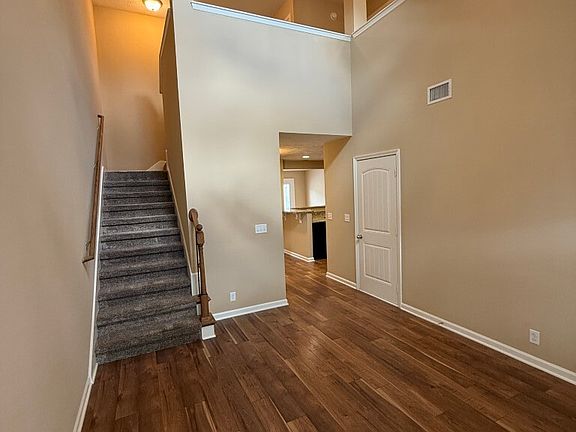 3rd image of 913 Dahlia Dr
