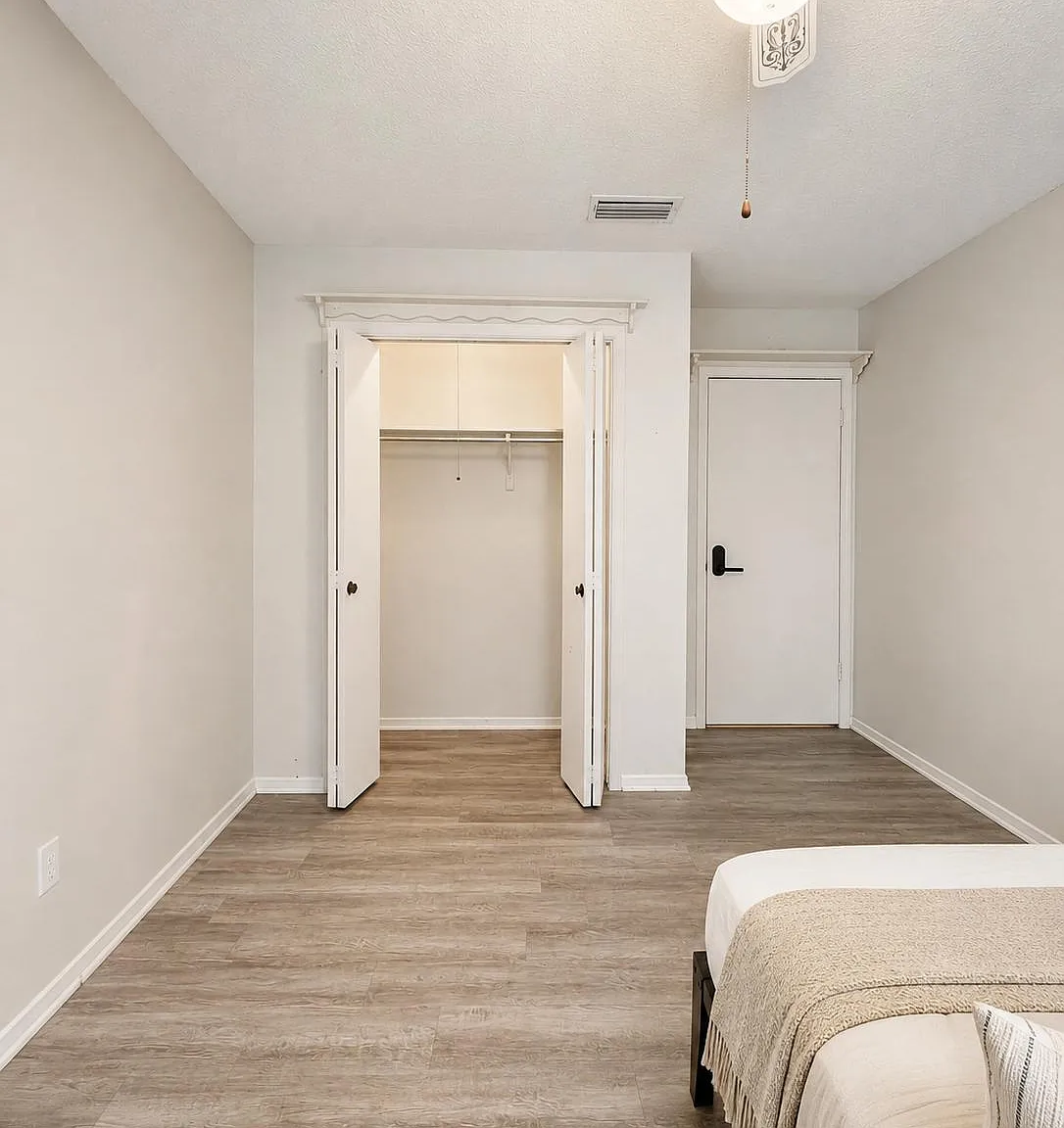 4 bed, 2.5 bath, 2297 sqft, $884 — Photo 2