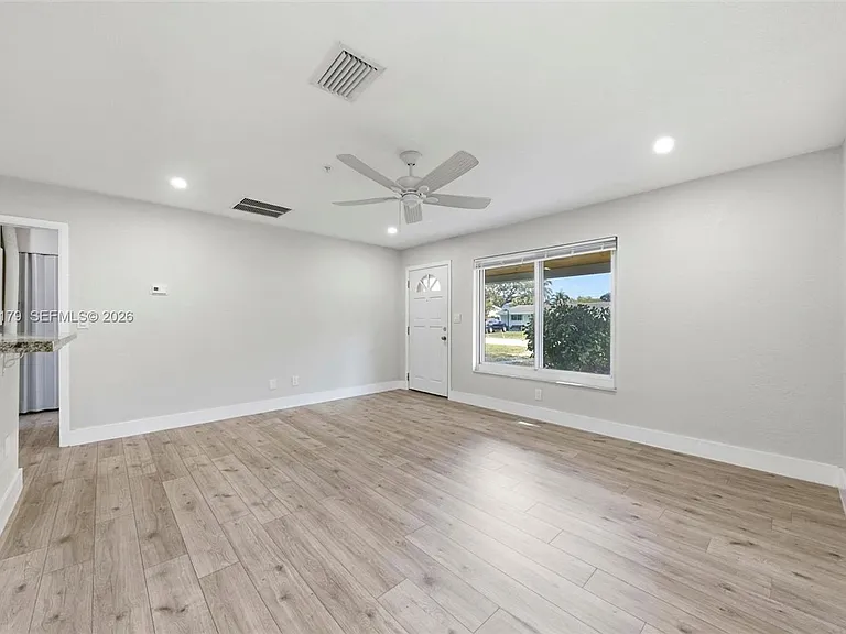 4561 SW 25th Ter — Photo 4
