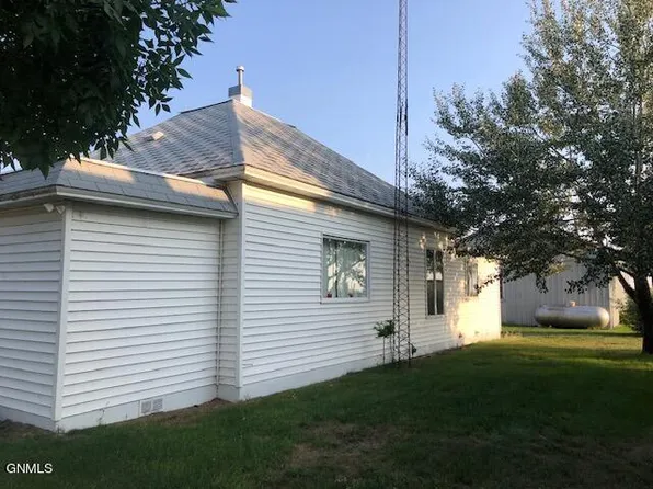 206 Minnehan St, Medicine Lake, MT 59247