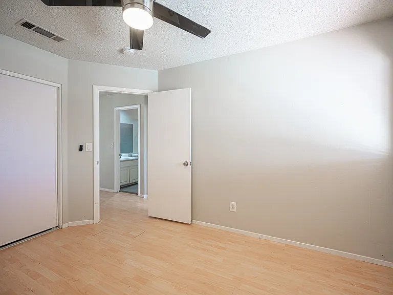 7660 Kalmalii Ave — Photo 37