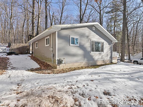 3rd image of 16950 Shawano Dr NE