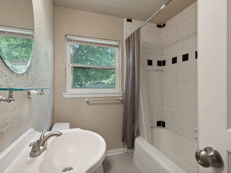 3884 Van Ness Ln — Photo 8