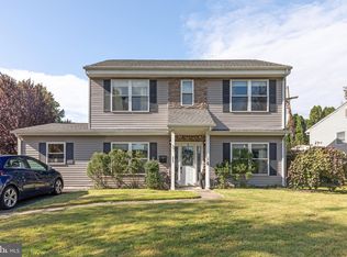 33 Hickory Ln, Levittown, PA