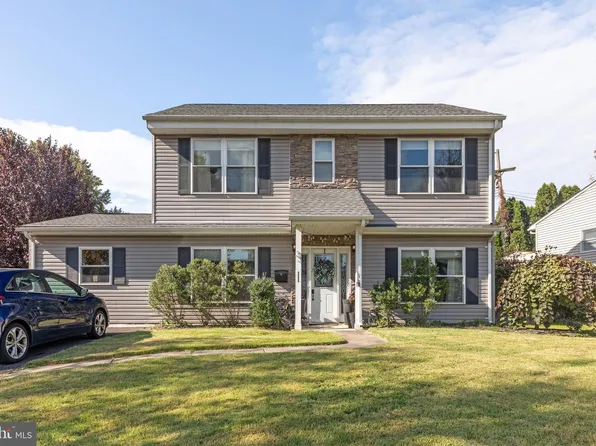 33 Hickory Ln, Levittown, PA 19055
