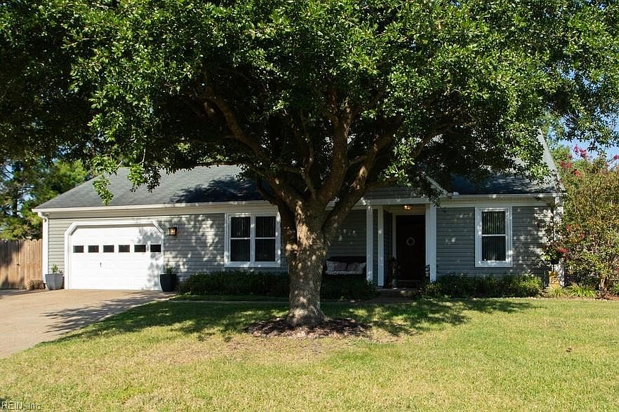 Cul de sac living in this cute home!
