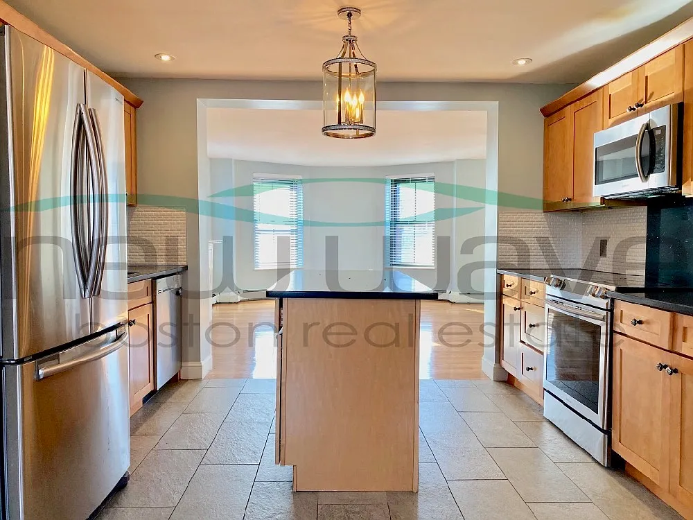 3 bed, 999 sqft, $4,200 — Photo 4