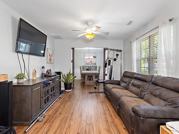4th image of 208 Tice Ct