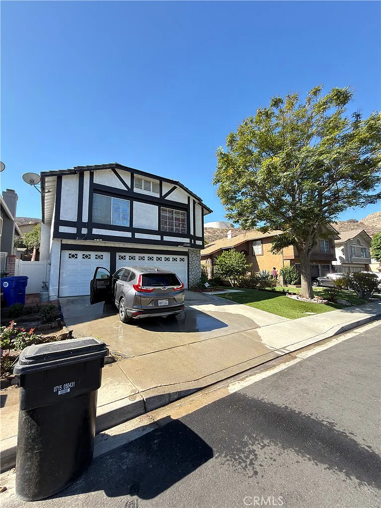 5 bed, 2.5 bath, 2225 sqft, $3,800 — Photo 2