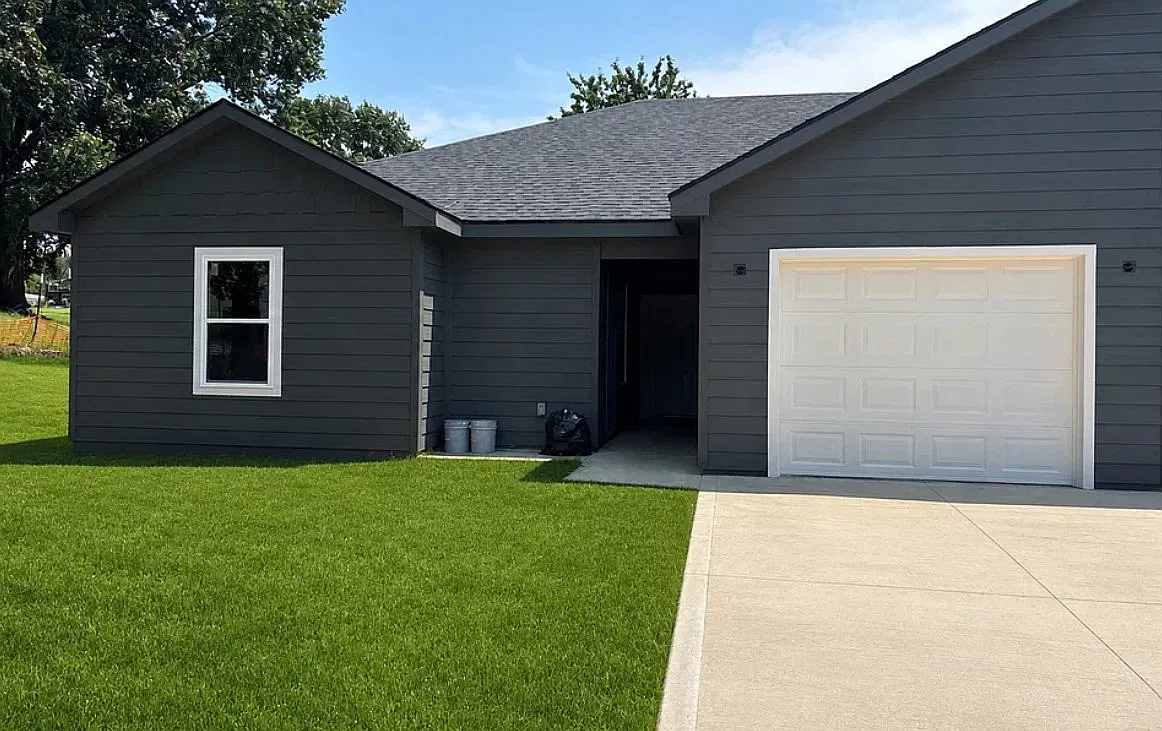 Spacious 3-Bed, 2-Bath Townhouse for Rent in Kansas City, Kansas - Available Nov 2026 — Photo 1
