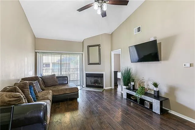 2 bed, 2.0 bath, 1060 sqft, $1,500 — Photo 2