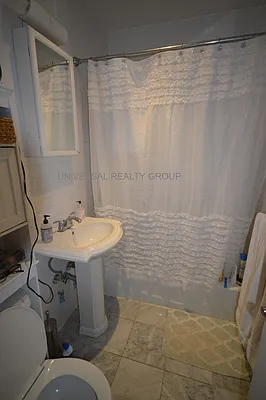 Rented by Universal Realty Group | media 15