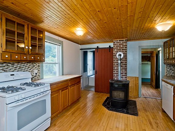 5th image of 23 Maple St