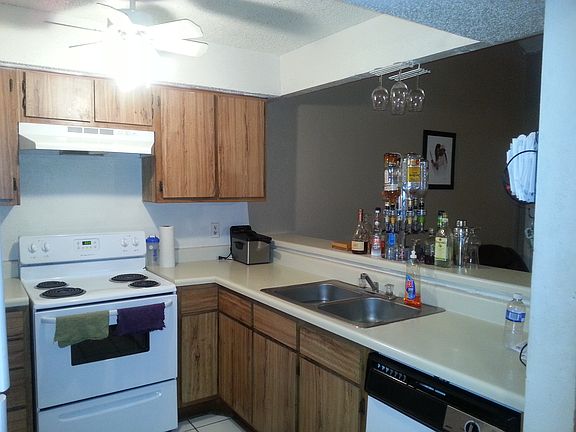 Another shot of kitchen