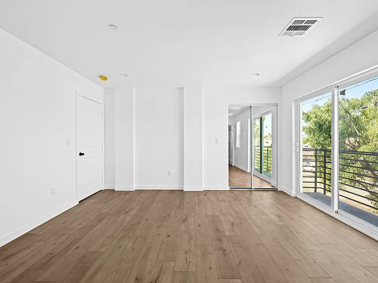 6830 Hazeltine Ave — Photo 44