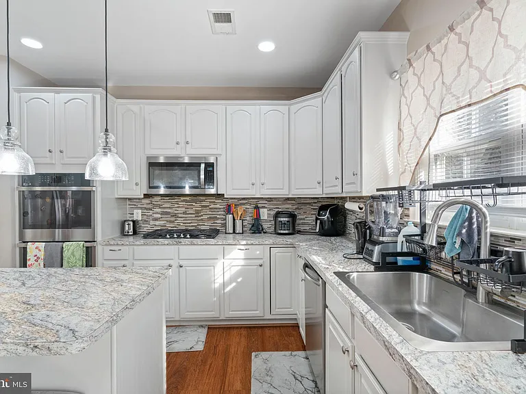 523 Windermere Dr — Photo 4