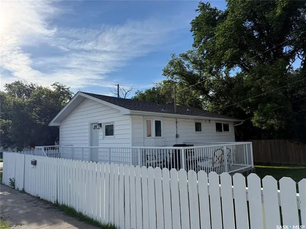 320 Government ROAD, Weyburn, SK S4H 2A8
