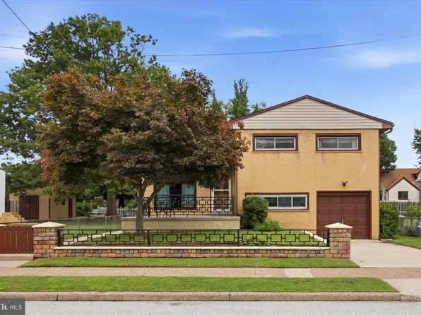 307 Seneca St, Essington, PA 19029