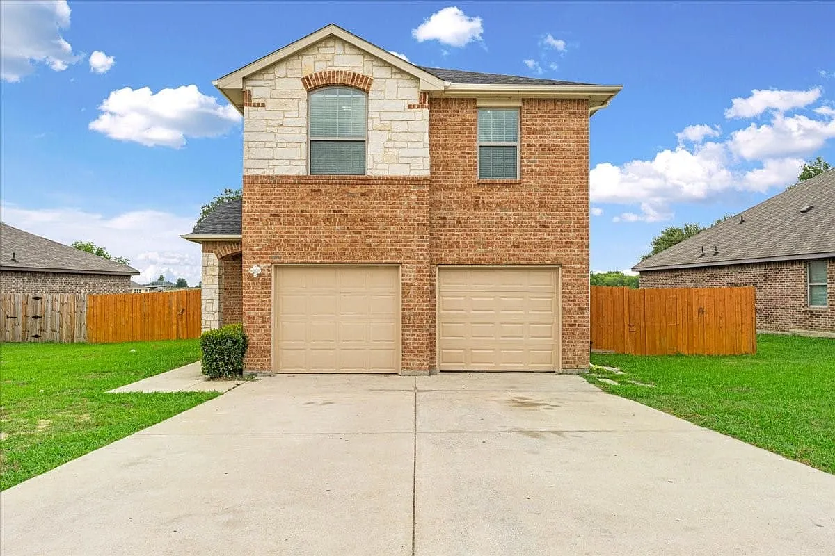 4 bed, 2.5 bath, 2075 sqft, $2,350 — Photo 1