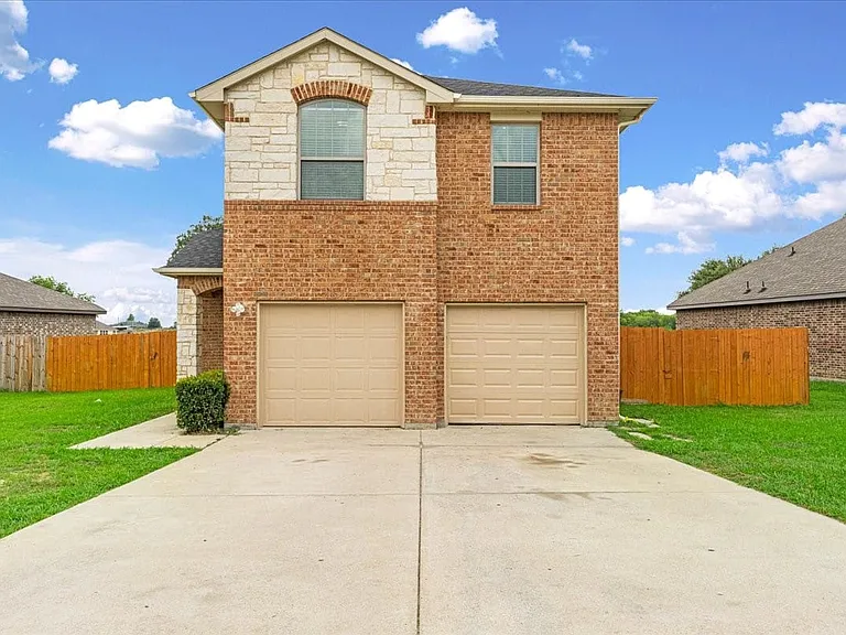 710 Woodcrest Dr — Photo 1