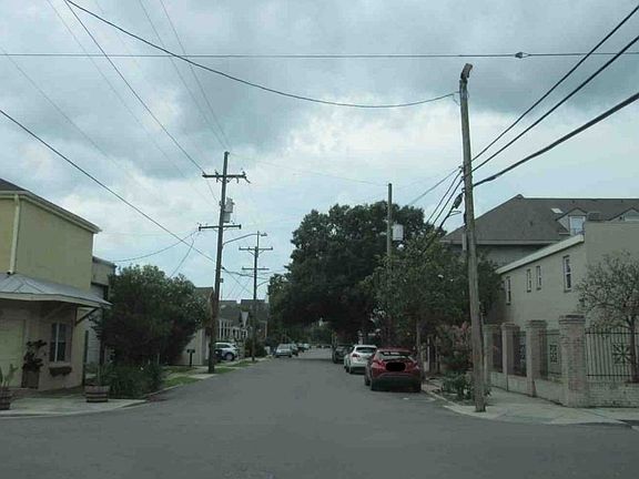 Exterior Neighborhood (street photo)