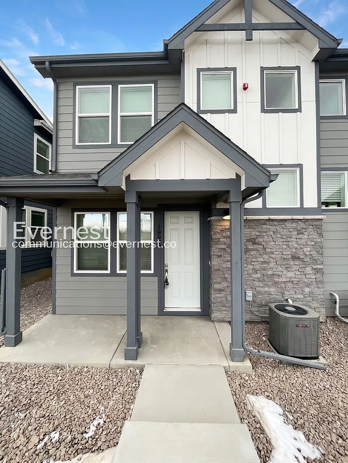 3 bed, 3.0 bath, 1459 sqft, $2,640 — Photo 1