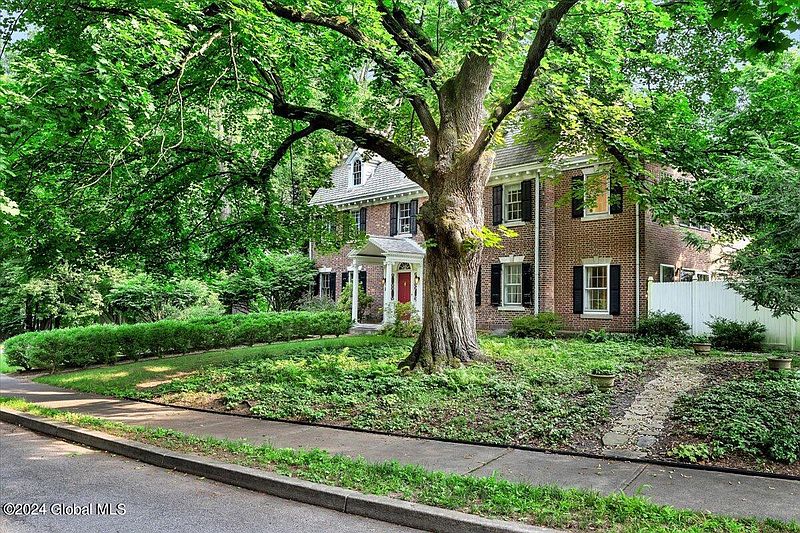 5th image of 18 Westover Road