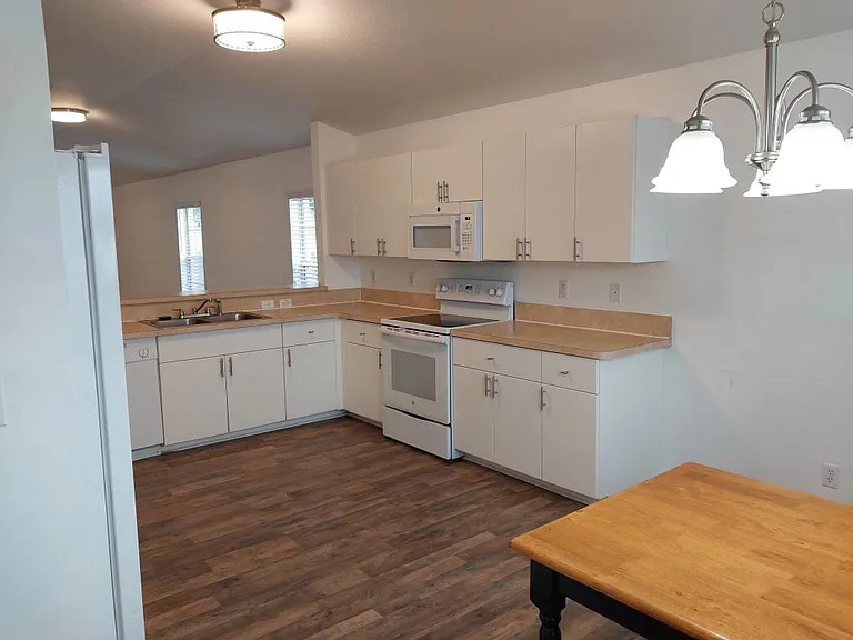 557 Windermere Dr — Photo 9