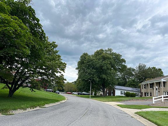 4th image of 1305 Paddock Ln